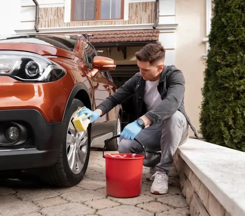 Lavage auto à domicile Ferrières-en-Gâtinais : professionnel intervenant sur un véhicule
